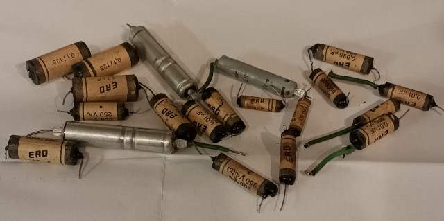 Papierkondensatoren aus einem Rhrenradio