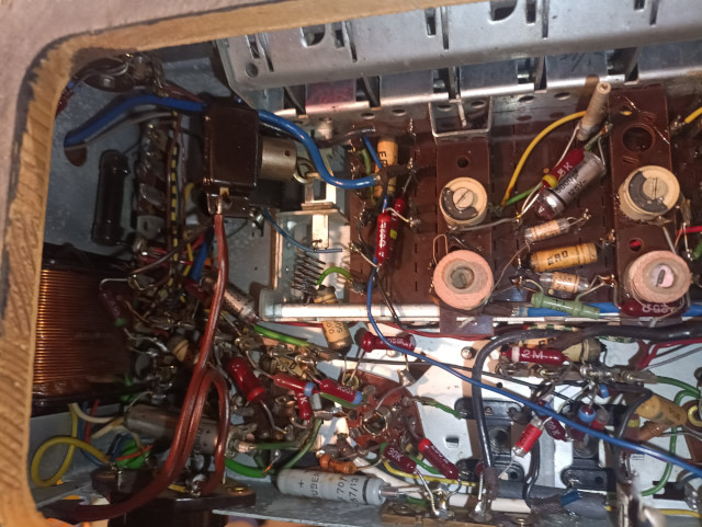Blick in das Innenleben eines Rhrenradios mit freiliegendem Verdrahtungschaos