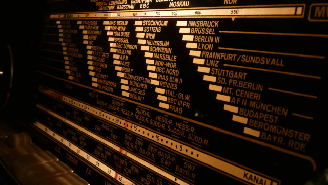 Blick ber die beleuchtete Frequenzskala eines alten Rhrenradios