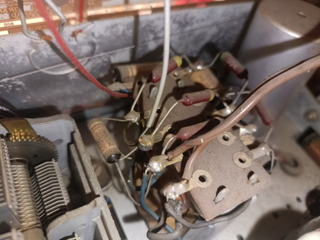 Blick in das Innenleben eines Rhrenradios mit Staub auf Drehkondensator und Elektronik