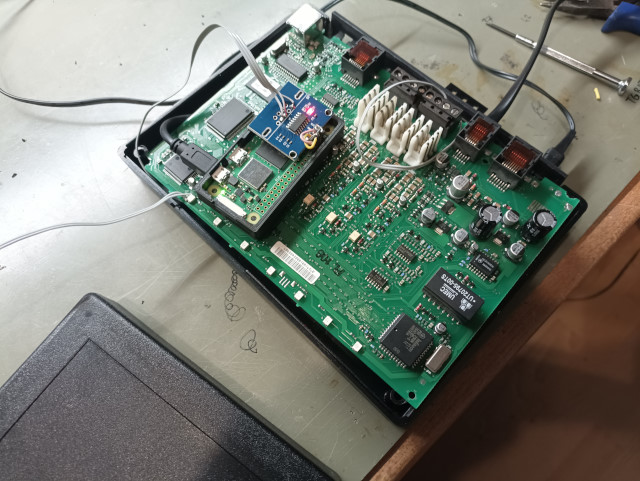 Alle Elektronik in das Gehuse gezwngt